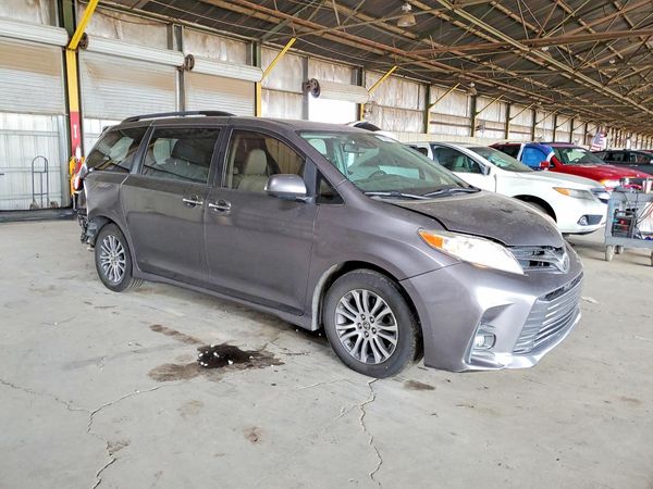 2020 TOYOTA SIENNA Q grade — Passenger 3/4