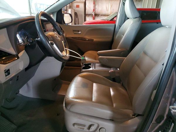 2020 TOYOTA SIENNA Q grade — DENT