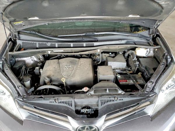 2020 TOYOTA SIENNA Q grade — Engine bay
