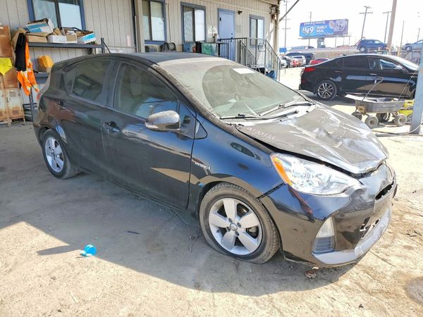 2013 TOYOTA PRIUS — Passenger 3/4