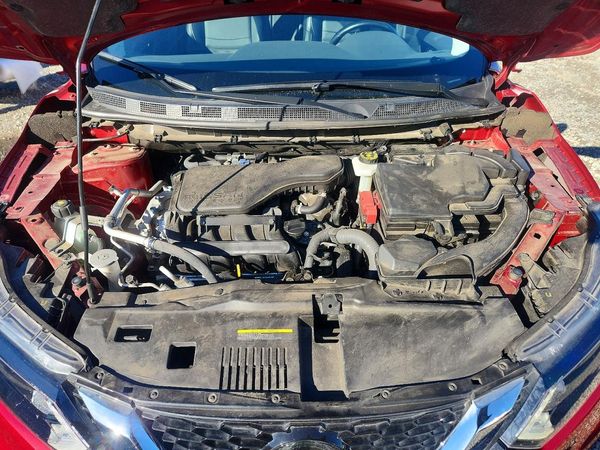 2021 NISSAN ROGUE SPORT SL — Engine bay