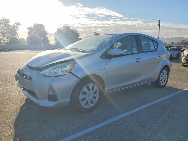 2014 TOYOTA PRIUS — Front 3/4