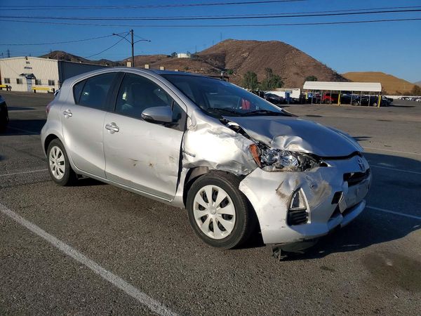 2014 TOYOTA PRIUS — Passenger 3/4