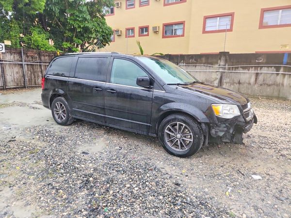 2017 DODGE GRAND CARAVAN SXT — Passenger 3/4