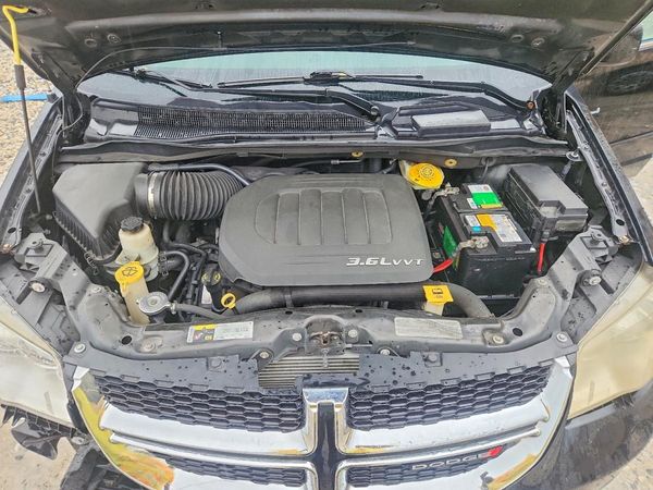 2017 DODGE GRAND CARAVAN SXT — Engine bay