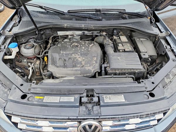 2018 VOLKSWAGEN TIGUAN 4Motion S — Engine bay