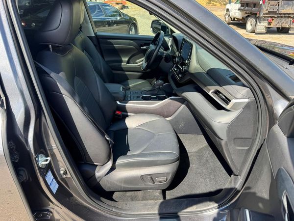 2022 TOYOTA HIGHLANDER XLE