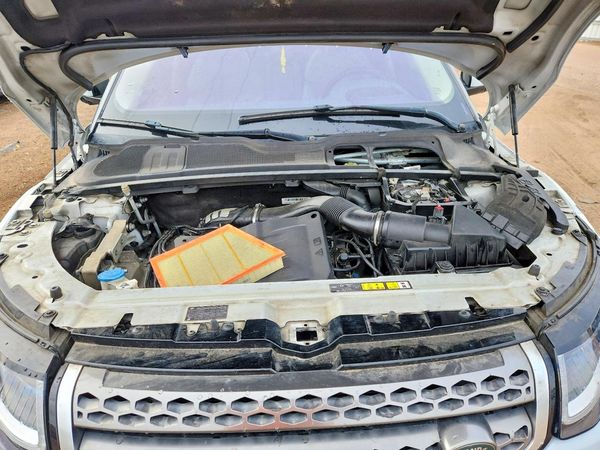 2016 LAND ROVER RANGEROVER HSE — Engine bay