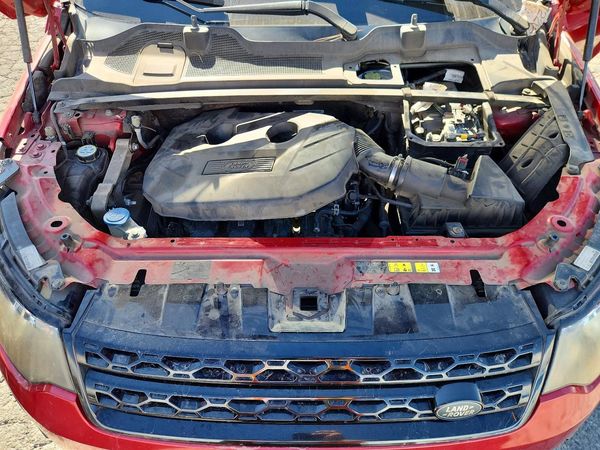 2016 LAND ROVER DISCOVERY SE — Engine bay