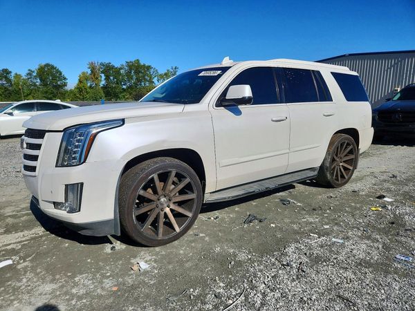 2016 CADILLAC ESCALADE Luxury — Front 3/4