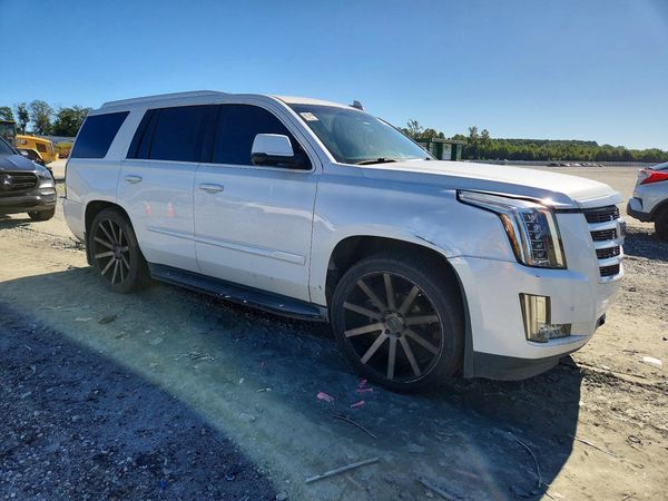 2016 CADILLAC ESCALADE Luxury — Passenger 3/4