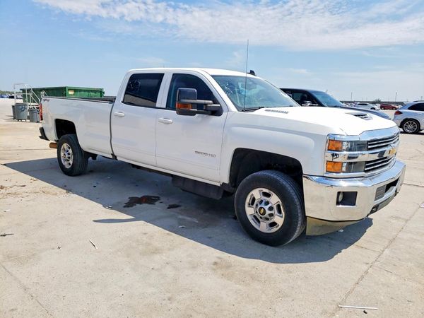 2017 CHEVROLET SILVERADO LT — Passenger 3/4
