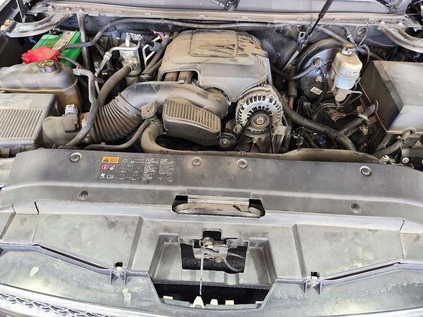 2012 CHEVROLET SUBURBAN LTZ — Engine bay