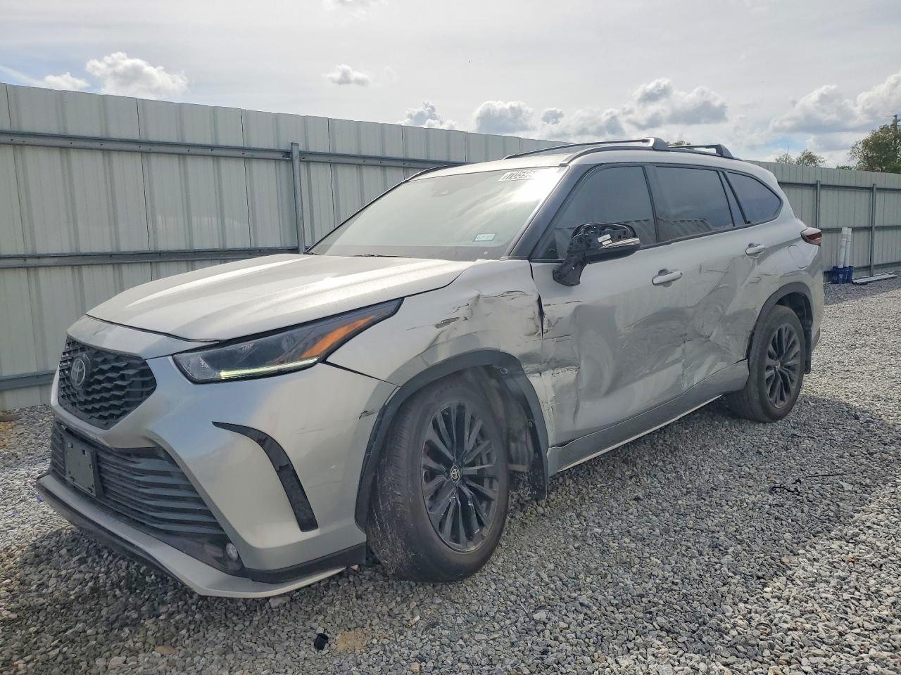2025 TOYOTA HIGHLANDER — Front 3/4