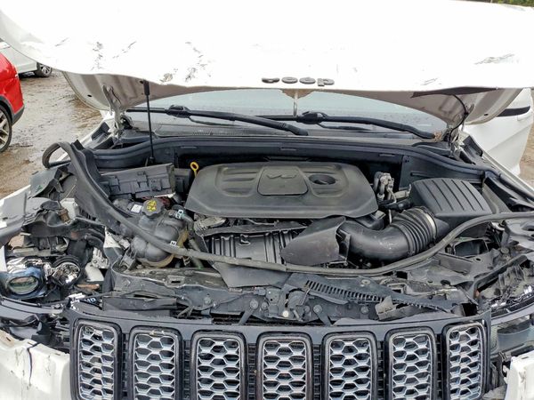 2021 JEEP CHEROKEE Laredo — Engine bay