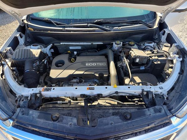 2022 CHEVROLET EQUINOX LT (1LT) — Engine bay