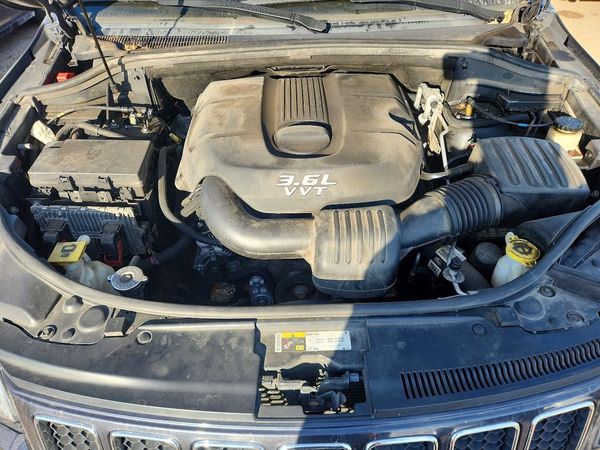 2014 JEEP CHEROKEE Overland — Engine bay