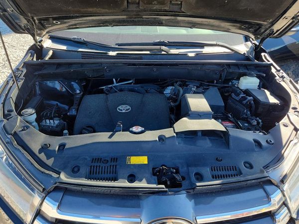 2017 TOYOTA HIGHLANDER Ltd/Ltd Platinum — Engine bay