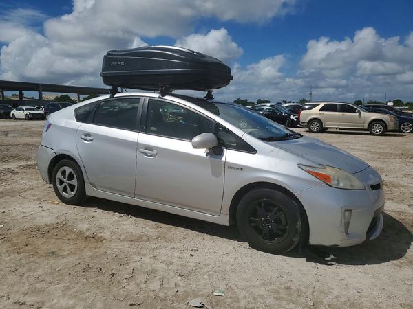 2013 TOYOTA PRIUS — Passenger 3/4