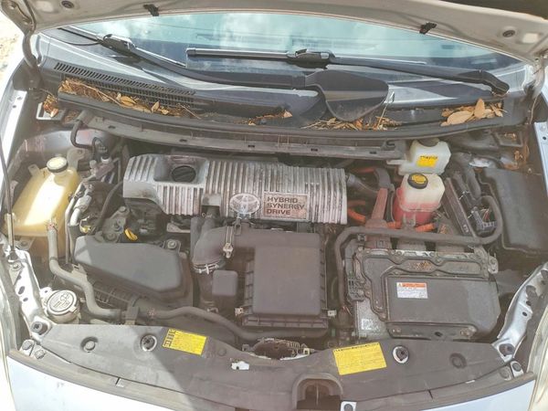 2013 TOYOTA PRIUS — Engine bay