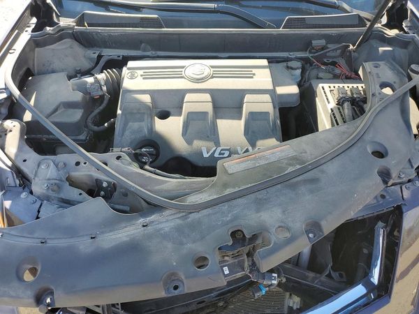 2015 CADILLAC SRX Luxury — Engine bay