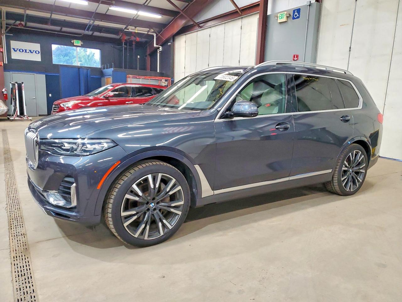 2019 BMW X7 xDrive40i — Front 3/4
