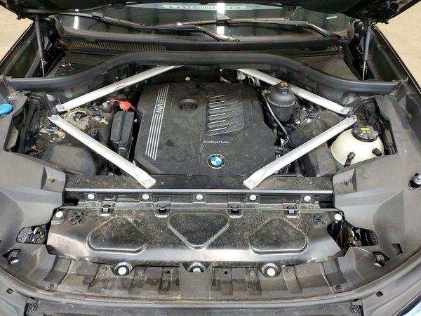 2019 BMW X7 xDrive40i — Engine bay