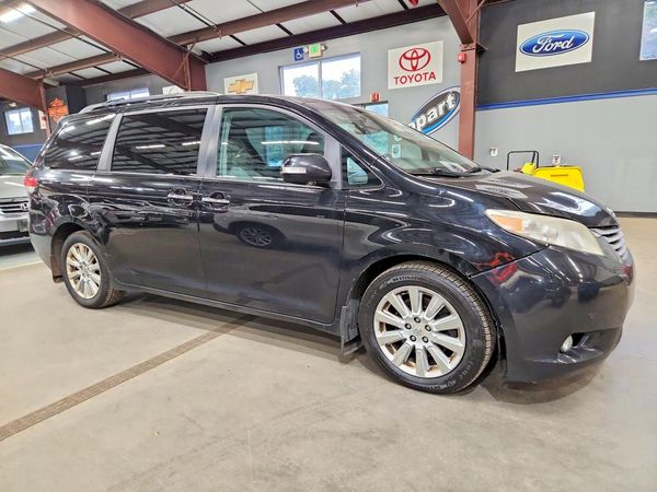 2013 TOYOTA SIENNA — Passenger 3/4