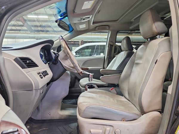 2013 TOYOTA SIENNA — DENT