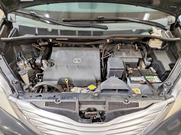 2013 TOYOTA SIENNA — Engine bay