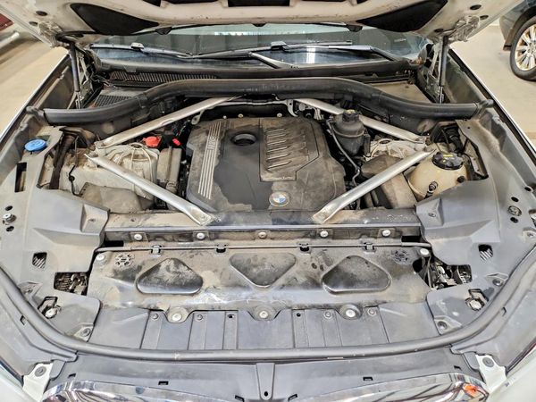 2020 BMW X5 xDrive40i — Engine bay