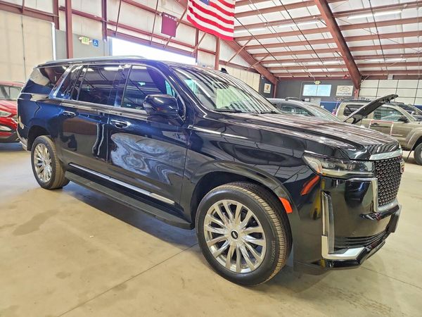 2023 CADILLAC ESCALADE Premium Luxury — Passenger 3/4