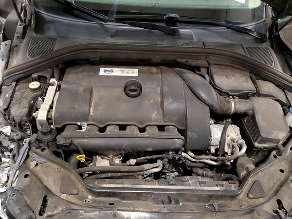 2013 VOLVO XC60 — Engine bay