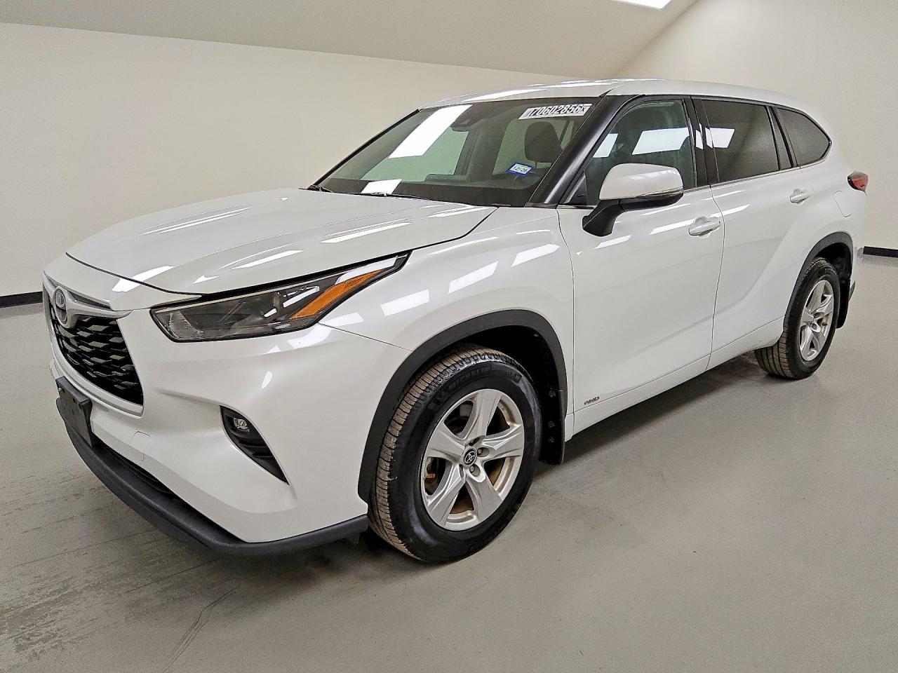2022 TOYOTA HIGHLANDER LE — Front 3/4