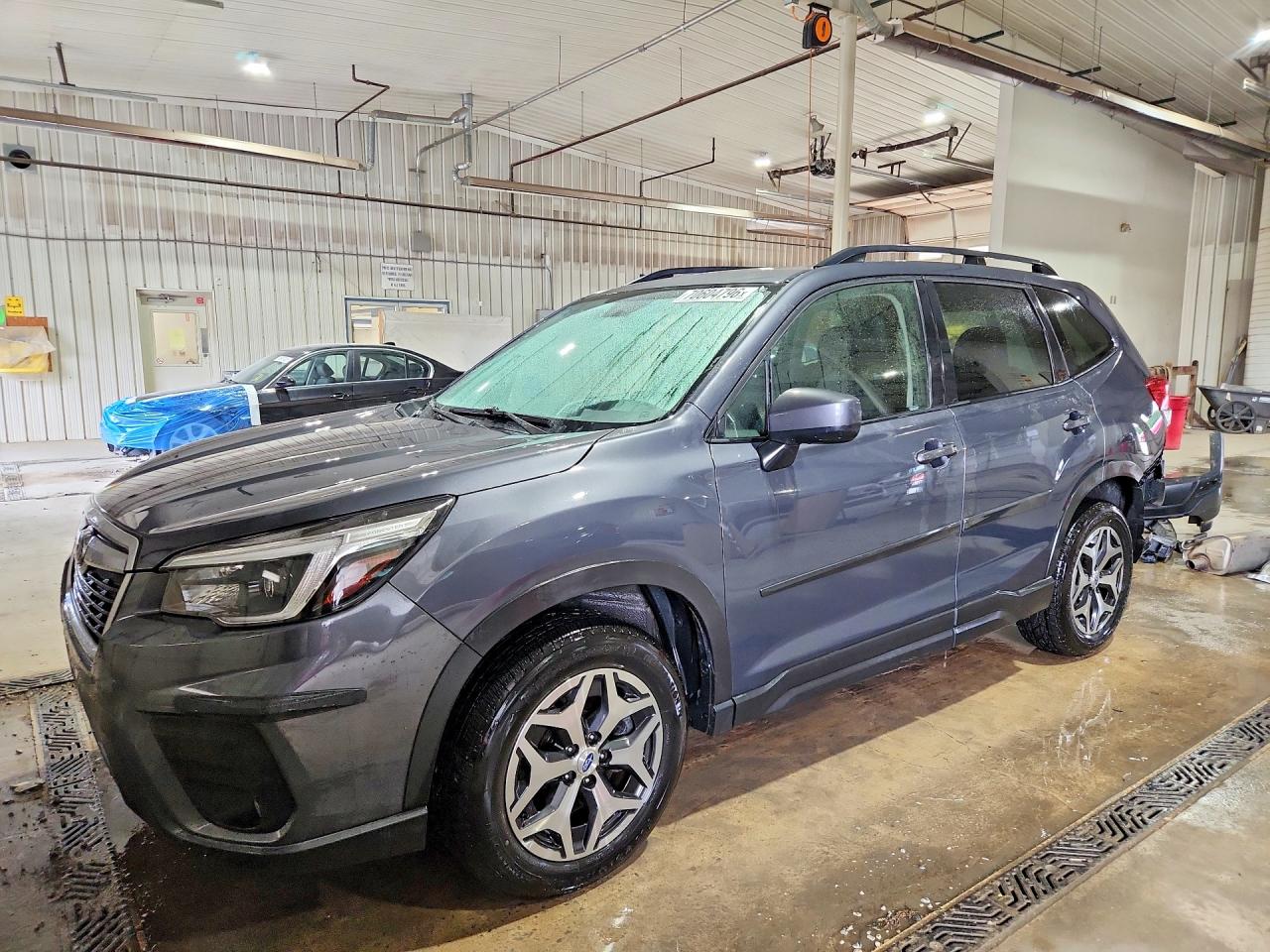 2021 SUBARU FORESTER Premium — Front 3/4