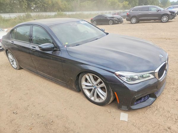 2017 BMW 750 xDrive — Passenger 3/4
