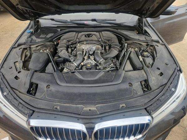 2017 BMW 750 xDrive — Engine bay