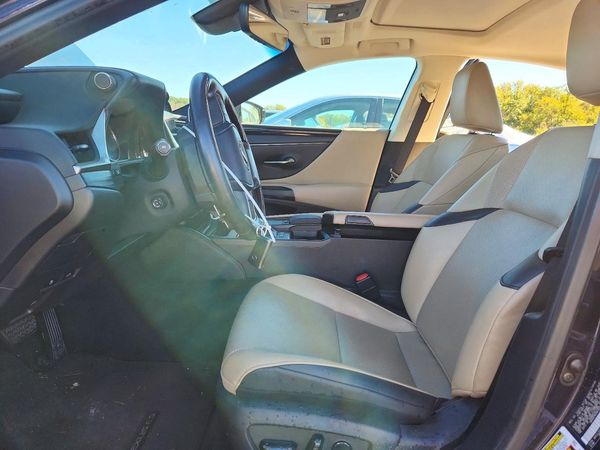 2019 LEXUS ES300 300h — DENT