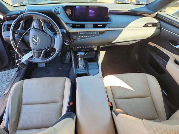 2019 LEXUS ES300 300h — CKPT