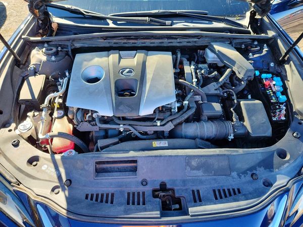 2019 LEXUS ES300 300h — Engine bay