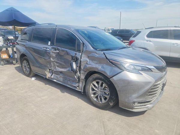 2026 TOYOTA SIENNA XLE — Passenger 3/4