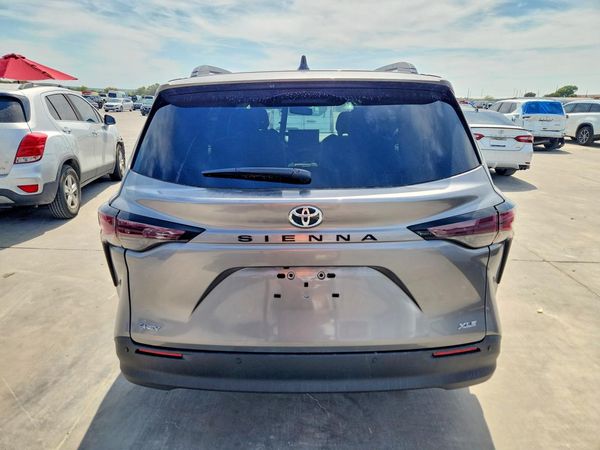 2026 TOYOTA SIENNA XLE — DIRR