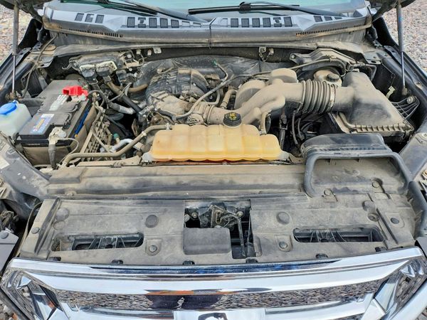 2017 FORD F150 SuperCrew — Engine bay