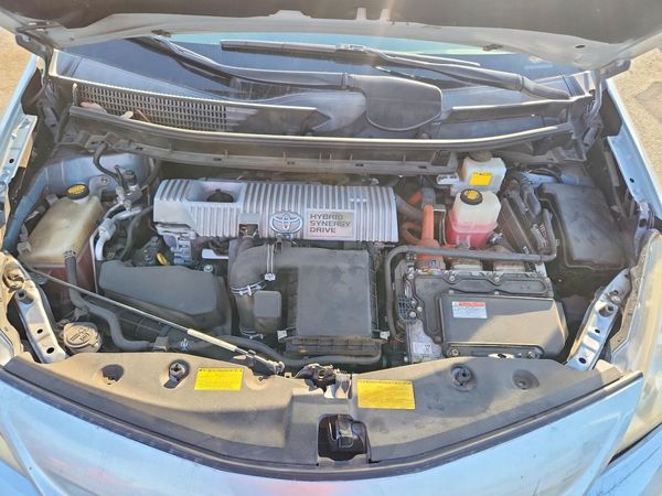 2013 TOYOTA PRIUS — Engine bay