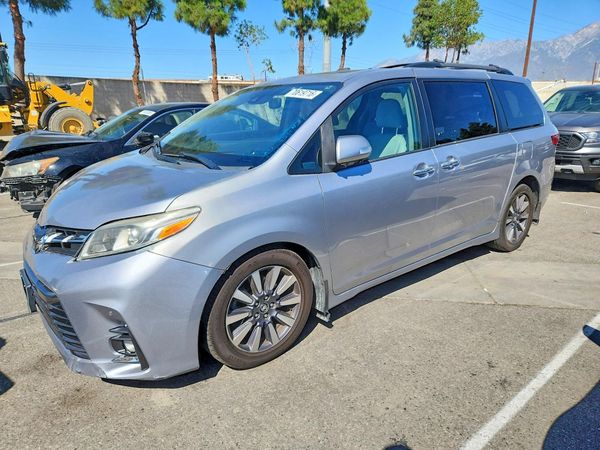 2018 TOYOTA SIENNA — Front 3/4
