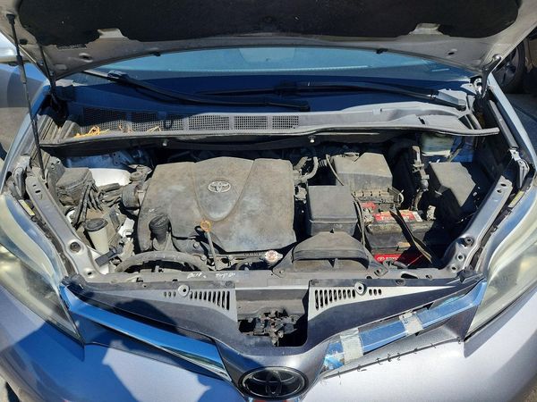 2018 TOYOTA SIENNA — Engine bay