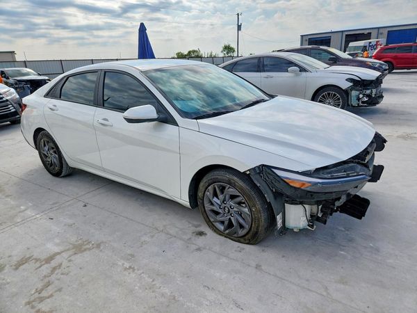 2024 HYUNDAI ELANTRA SEL — Passenger 3/4