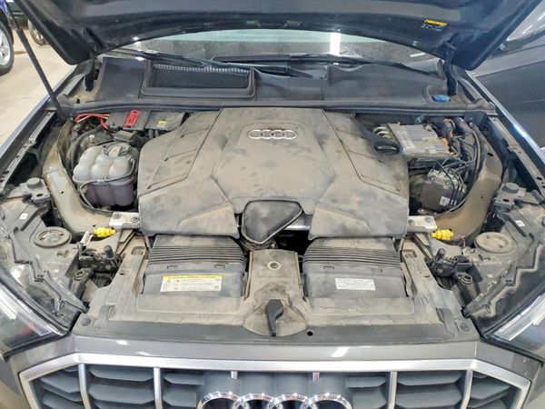 2020 AUDI Q7 — Engine bay