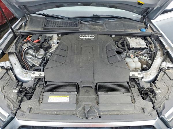 2019 AUDI Q7 — Engine bay