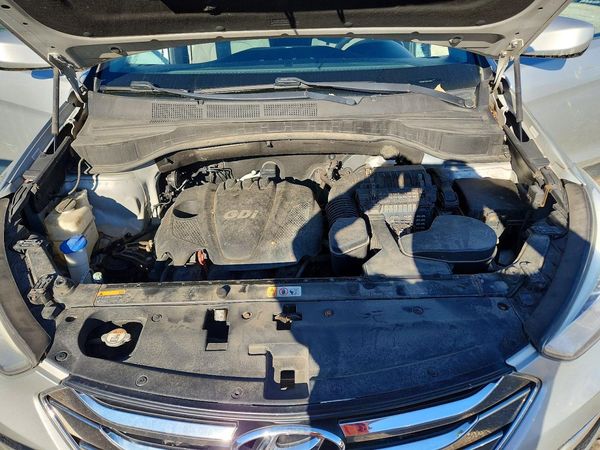 2014 HYUNDAI SANTA FE GLS — Engine bay